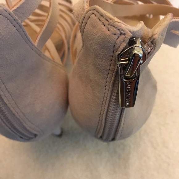 Vince Camuto Cream color Strappy Sandal 3 1/4” Heel size 9 - Picture 4 of 16